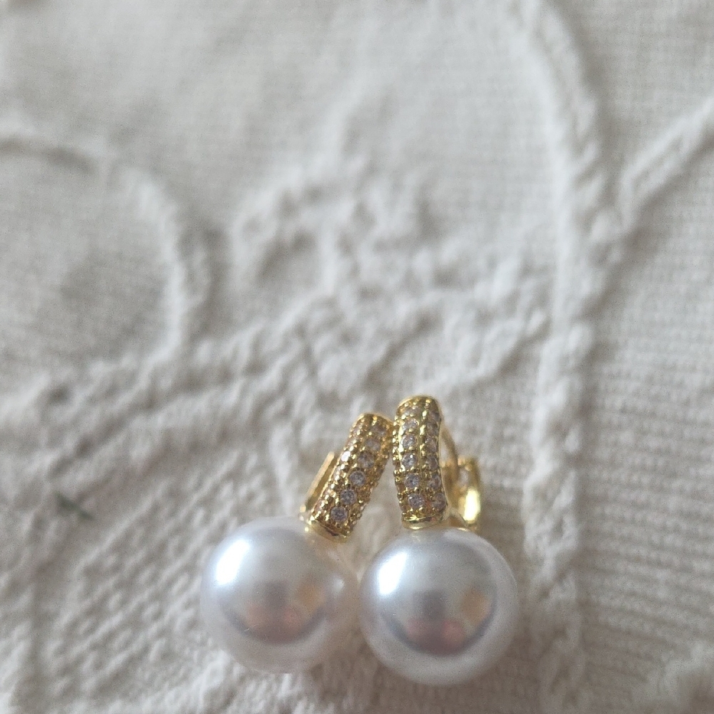 Elegant Gold and Pearl Earrings